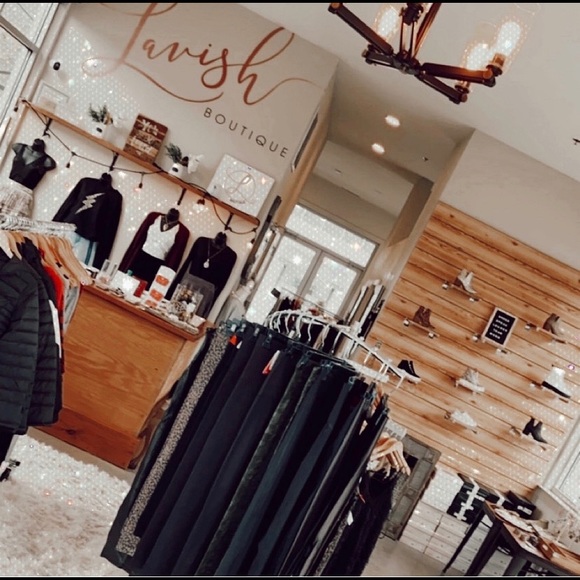 Meet your Posher, Demi - Picture 2 of 8